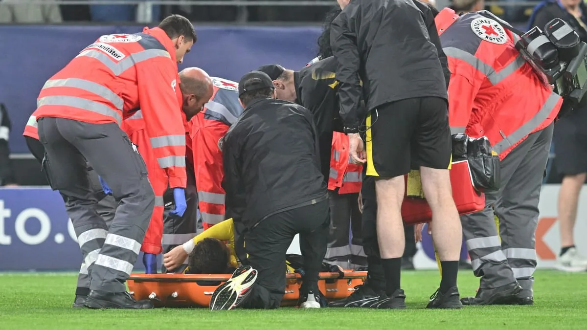 Auf Trage abtransportiert: BVB-Schock um Konstantinos Karetsas - BILD